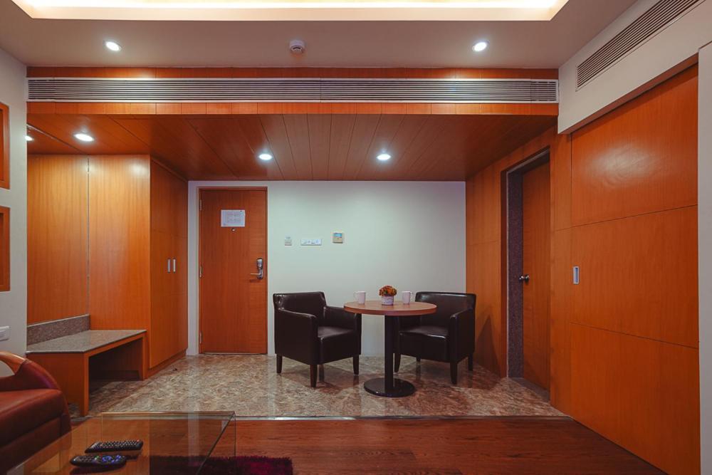 Ramee The Srinivas Palace Будж Екстериор снимка